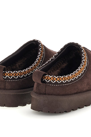 Braune Stiefeletten mit Fellfutter und kontrastierender Stickerei „Mon dieu“ PK1617E