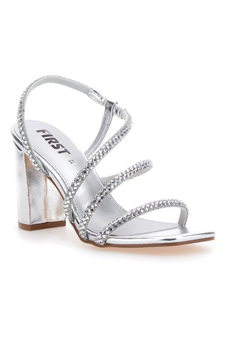 Silberne Sandalen mit Riemen und glänzenden Details The First 255