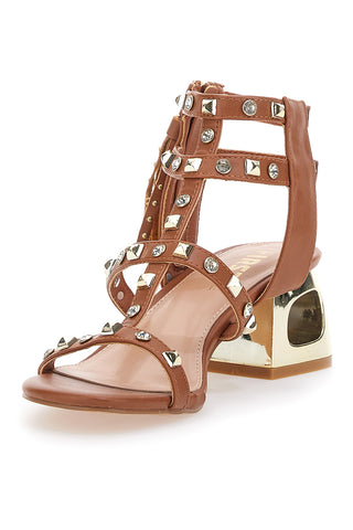 Die ersten 206 braunen Damensandalen mit Nieten