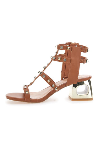 Die ersten 206 braunen Damensandalen mit Nieten
