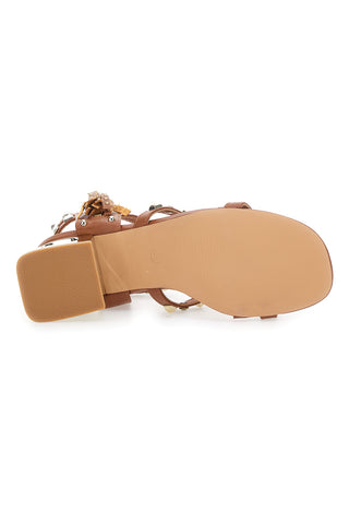 Die ersten 206 braunen Damensandalen mit Nieten