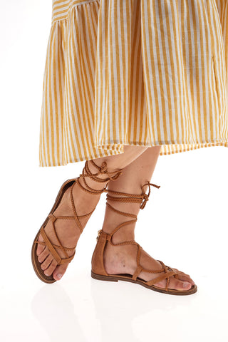 Sandfarbene Schnürsandalen mit flacher Café-Sohle kosten 2502