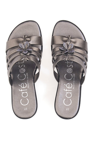 Bleipantoffeln mit Keilabsatz und Blumendetails im Café, Kosten 15445