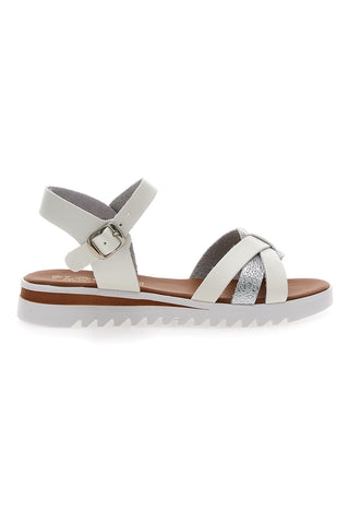Weiße und silberne Sandalen mit gekreuzten Bändern und Riemen Plocadi 003