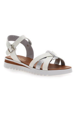 Weiße und silberne Sandalen mit gekreuzten Bändern und Riemen Plocadi 003