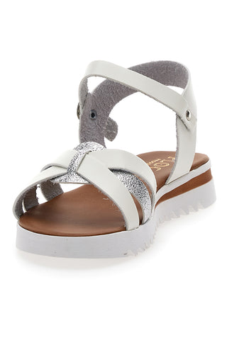 Weiße und silberne Sandalen mit gekreuzten Bändern und Riemen Plocadi 003