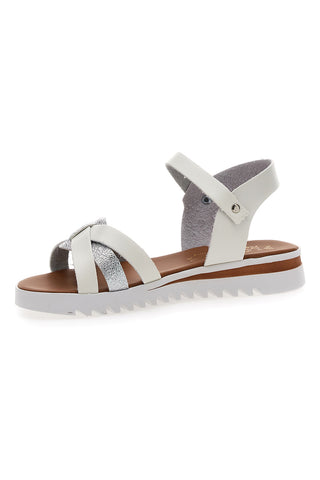 Weiße und silberne Sandalen mit gekreuzten Bändern und Riemen Plocadi 003