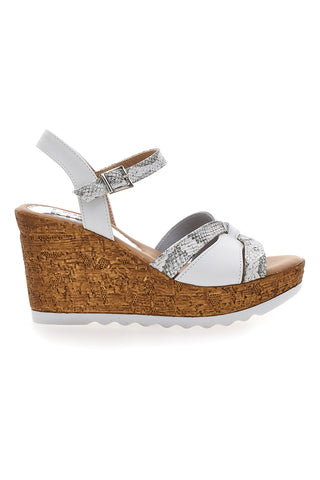 Weiße und silberne Sandalen mit Keilabsatz Prima Riga MK247301