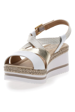 Weiße und goldene Sandalen mit Keilabsatz Prima Riga MK3234109