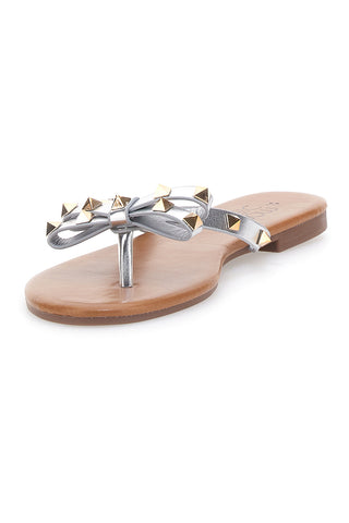 Flip-Flops mit silberner Schleife und Nieten MON DIEU PREA842