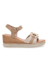 Beige Sandalen mit Keilabsatz und Klammer INBLU 06 FK