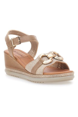 Beige Sandalen mit Keilabsatz und Klammer INBLU 06 FK