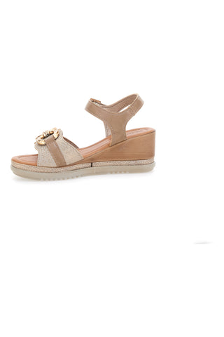 Beige Sandalen mit Keilabsatz und Klammer INBLU 06 FK