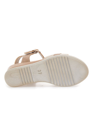 Beige Sandalen mit Keilabsatz und Klammer INBLU 06 FK