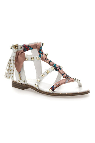 Weiße Sandalen mit Nieten und Schal Me & Me 660