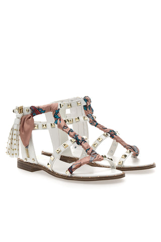 Weiße Sandalen mit Nieten und Schal Me & Me 660