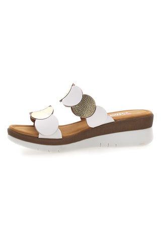 Weiße Keilpantoffeln mit goldenen Details Linea Comoda 7175P
