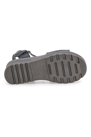 Schwarze Sandalen mit Nieten auf dem Obermaterial aus Leder PITTARELLO LOVE 3553101