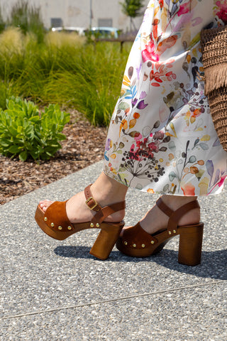 Braune Sandalen mit Nieten und hohem Absatz in Holzoptik PITTARELLO LOVE 35021