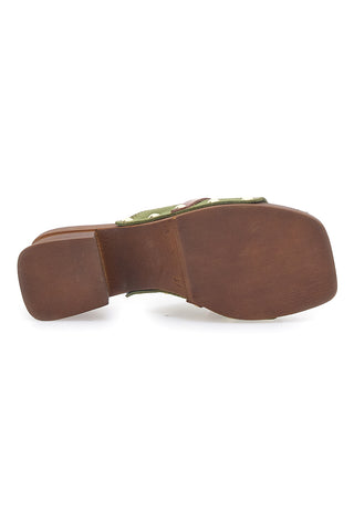 Salbeigrüne Clogs mit mittlerem Absatz und dekorativer Kette PITTARELLO LOVE 25555/A