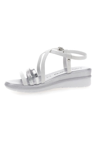 Weiße Sandalen mit silbernen Details und Plateau MIO TEMPO 2433