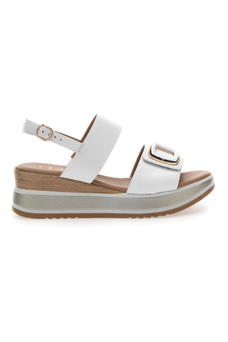 Weiße Sandalen mit Keilabsatz und dekorativer Schnalle Pittarello Class 19235