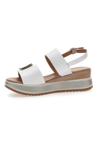 Weiße Sandalen mit Keilabsatz und dekorativer Schnalle Pittarello Class 19235