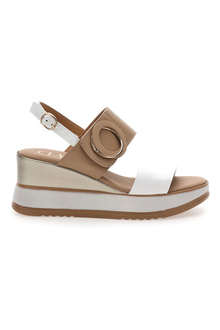 Weiße und beige Sandalen mit dekorativem Schnallenkeil Pittarello Class 19235