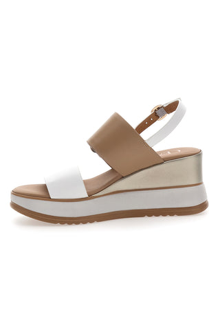 Weiße und beige Sandalen mit dekorativem Schnallenkeil Pittarello Class 19235