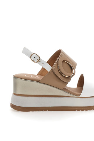 Weiße und beige Sandalen mit dekorativem Schnallenkeil Pittarello Class 19235