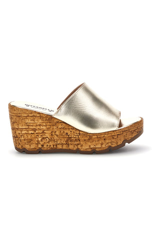 Goldfarbene Hausschuhe mit Keil in Korkoptik Pittarello 27623002