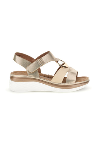 Sandali beige con fascia incrociata e zeppa Energy E443