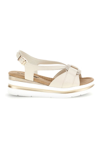 Beige Sandalen mit gekreuzten Riemen und weichem Memory Energy E490