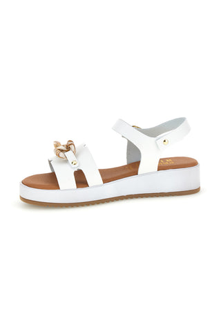 Weiße Sandalen mit Zierkette Erste Reihe P335