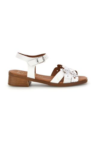 Weiße Sandalen mit verzierten Riemen Prima riga L43