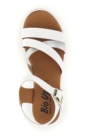 Weiße Sandalen mit gekreuzten Riemen und Bio up 401 Keil