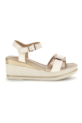 Beigefarbene Sandalen mit Keil und Zierschnalle im Pittarello-Look MK3705258