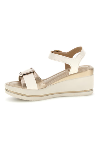Beigefarbene Sandalen mit Keil und Zierschnalle im Pittarello-Look MK3705258
