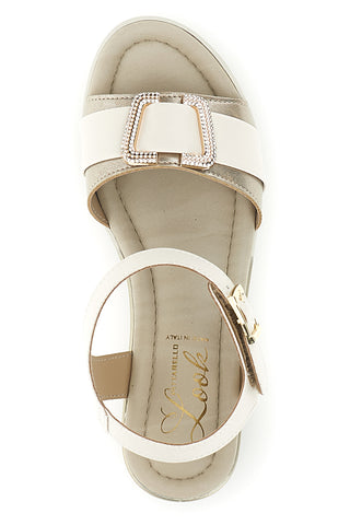 Beigefarbene Sandalen mit Keil und Zierschnalle im Pittarello-Look MK3705258