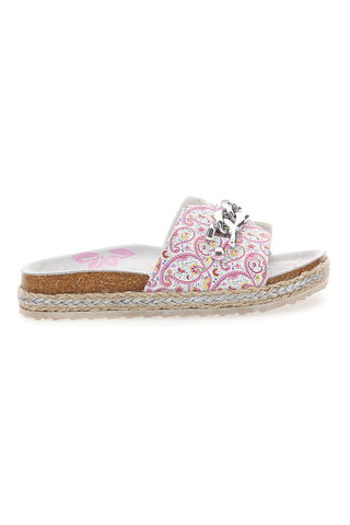 Weiße Hausschuhe mit rosa Muster und dekorativer Kette Pitt Kids 14506