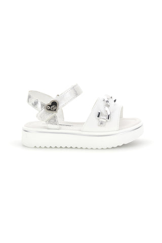 Weiße und silberne Sandalen mit Energy E534 Applikationen