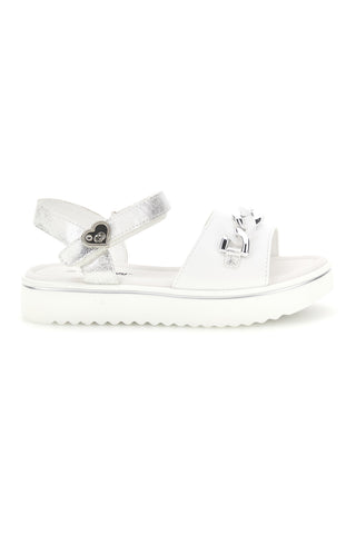 Weiße und silberne Sandalen mit Energy E534 Applikationen