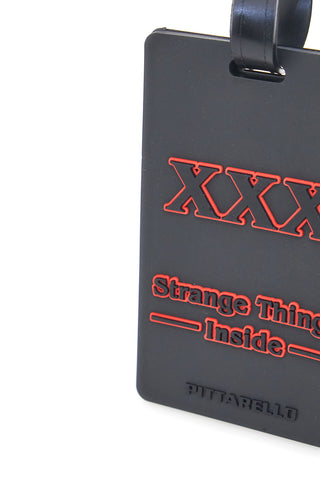 Anhänger für schwarz-roten Koffer „Strange Things Inside“ NAMETAG 4