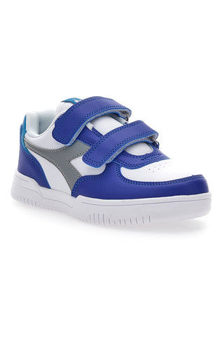 Weiße und blaue Turnschuhe mit grauem Diadora Raptor Low Ps-Logo