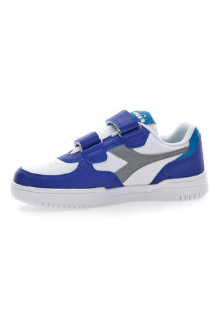 Weiße und blaue Turnschuhe mit grauem Diadora Raptor Low Ps-Logo