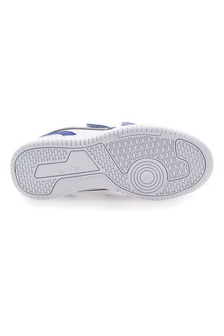 Weiße und blaue Turnschuhe mit grauem Diadora Raptor Low Ps-Logo