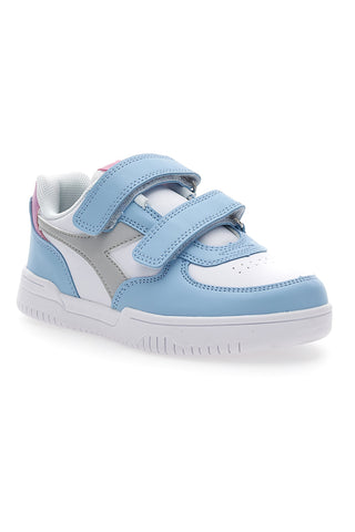 Weiße und hellblaue Turnschuhe mit grauem Diadora Raptor Low Ps-Logo