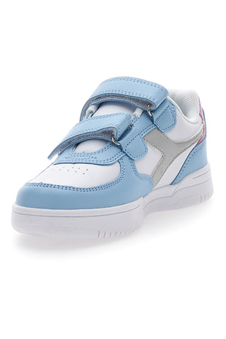 Weiße und hellblaue Turnschuhe mit grauem Diadora Raptor Low Ps-Logo