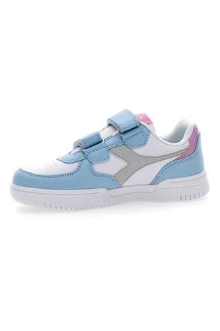 Weiße und hellblaue Turnschuhe mit grauem Diadora Raptor Low Ps-Logo