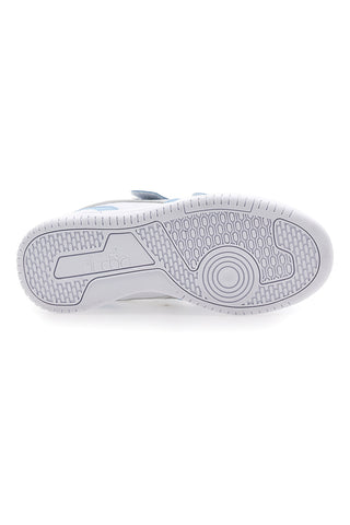 Weiße und hellblaue Turnschuhe mit grauem Diadora Raptor Low Ps-Logo